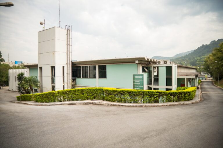 Fachada do prédio administrativo da Tampas Trink em Jandira (SP) Fachada do prédio administrativo da Tampas Trink em Jandira (SP)